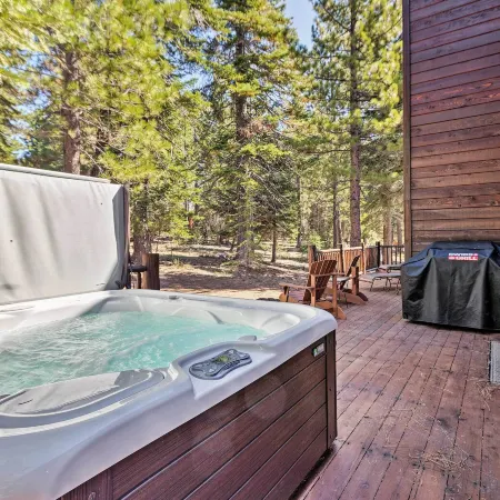 Truckee Escape w/ Hot Tub Near Ski Resorts