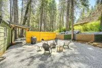 Walk to Winery: Cozy Cabin w/ Fire Pit in Murphys - parking