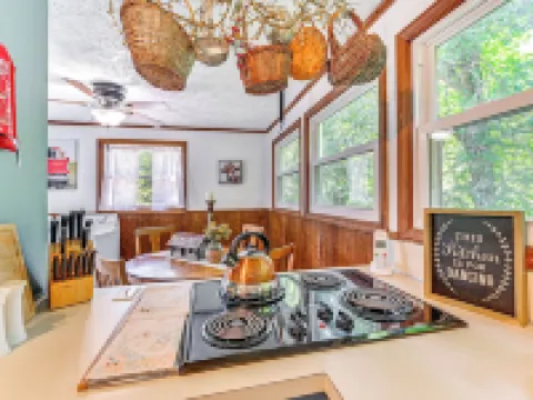 Family Fancy Gap Cottage w/ Deck - Pets Welcome! Hotels in Laurel Fork