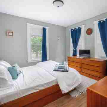 Nautical 3BR Sleeps 8 @ Tweed Airport W/ Fire Pit + Smart TVs Near Beach & Yale Rooms