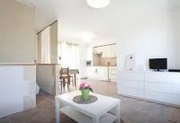 Charming studio, quiet, patio, 2-4p