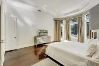 Luxurious Beach Home/Walk To Fun Beach/Gamer Room/Mins. to Downtown DelRay/WiFi