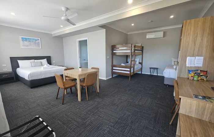 Hive Hotel, Moruya