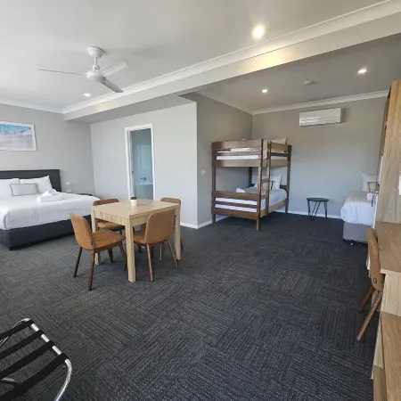 Hive Hotel, Moruya