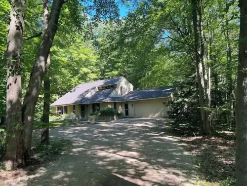 Coastal theme/wooded & large deck/fenced-in yard