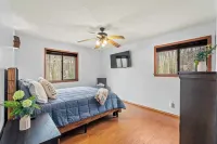 Stylish Renovated Home Open Layout, Coffee Bar + Near Hiking & Waterfalls