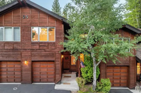 Northwood Mountain Views Sauna Balcony Tahoe Group Retreat Отели рядом с достопримечательностью «Санд Харбор»