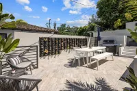 Beautiful Hollywood Hills Villa - Heated Pool, BBQ, Hollywood Sign Views