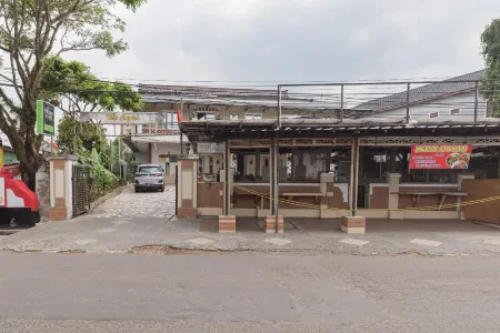 Urbanview Hotel Anggrek Puncak by RedDoorz Отели рядом с достопримечательностью «Lembah Permai Resort Camping Ground (LPR)»