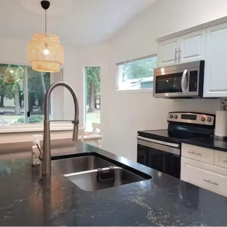 Rathtrevor Beach, Heated Pool + Hot Tub - Parksville B.C ... Sleeps 6