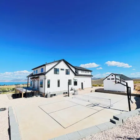 Bear Lake getaway for the whole family! Sleeps 32! Beach access included!!