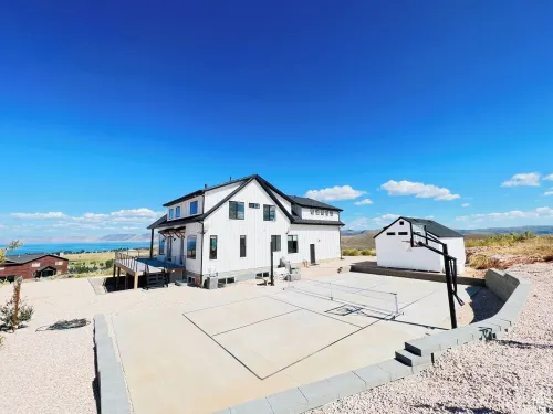 Bear Lake getaway for the whole family! Sleeps 32! Beach access included!!