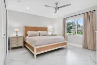 ST. ARMANDS CIRCLE, 3 Bedroom 3 Bath, Heated Pool! Lido beach附近的飯店