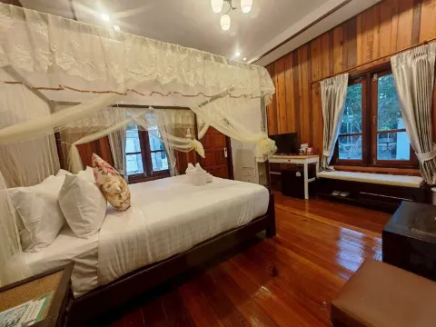 ห้องพรีเมียมเตียงคู่หรือเตียงแฝดพร้อมระเบียงวิวสระว่ายน้ำ