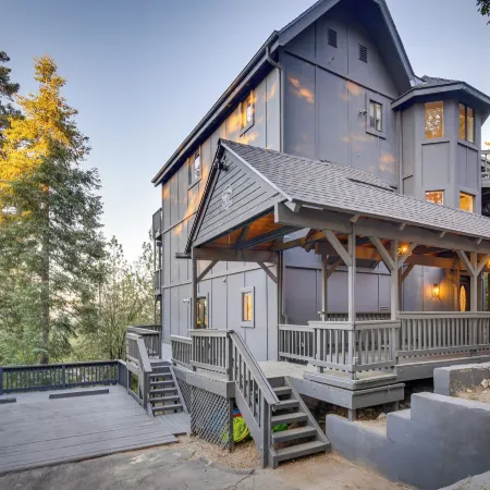 Lake Views, Game Room, Decks, 3 Ks, 2 Qs, 6 Baths!