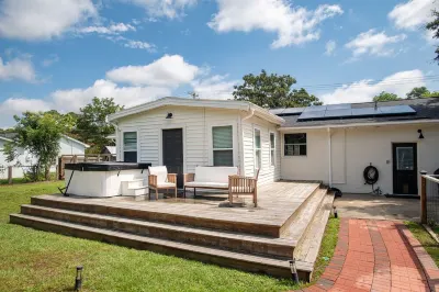 Charming 3-bedroom house in lovely Charleston, Between Downtown & Folly Beach!