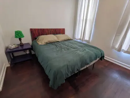 Funky, Fido-friendly flat near downtown Ishpeming. Отели в г. Ишпеминг