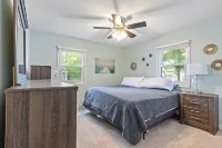 4-bedroom house in brilliant Clear Lake with AC, WiFi. Enjoy your stay