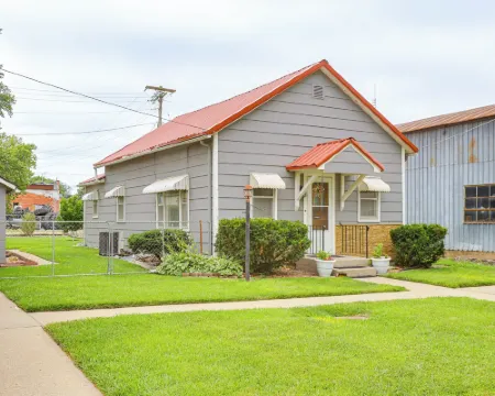 Dtwn Belleville Home w/ Yard < 1 Mi to High Banks Hotels in Belleville
