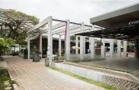 Modern Stylist 3 BR Beach House, w/Private Pool & Fast WiFi.
