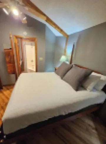 3 bedroom cabin w/hot tub