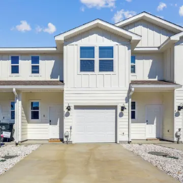New Home near UWF & PNS Beach!