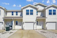 New Home near UWF & PNS Beach! - Wifi