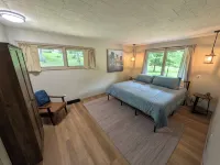 Charming 3-Bedroom Cottage with Lake Access Nearby, Dock, WiFi at Boone Lake Hotels in Oak Grove