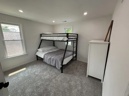 Modern Monroe Farmhouse 3bd/1bth sleeps 7 Отели в г. Monroe County