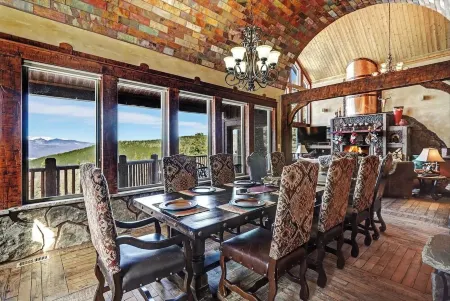 Spacious, Custom Built, Luxury Home Cabin with Hot Tub, Stunning Views,