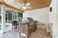 Waterfall saltwater Lagoon heated pool, 2 King Suites, Sauna!