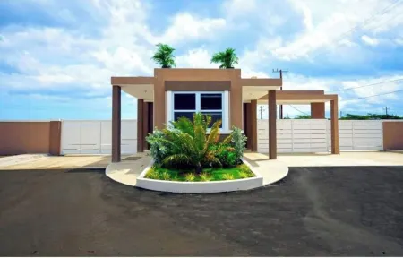 Cozy yet elegant Jamaican vacation home with access to pool, beach, gym etc