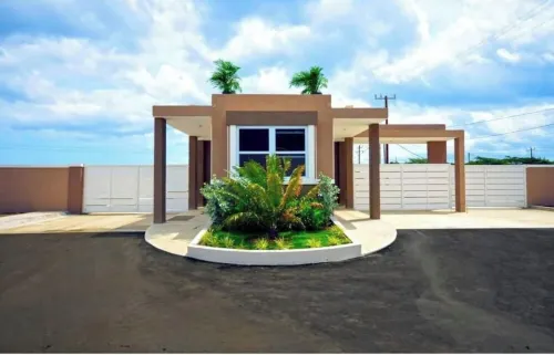 Cozy yet elegant Jamaican vacation home with access to pool, beach, gym etc