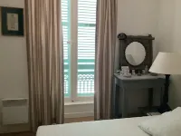 Charming 2-bedroom apartment with garden in the center of town for rent Hotels in Allevard