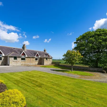 Woodside Family Pet-Friendly Holiday Home with Hot Tub