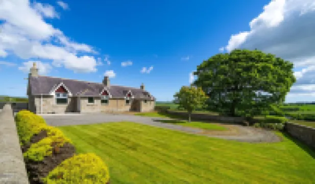 Woodside Family Pet-Friendly Holiday Home with Hot Tub