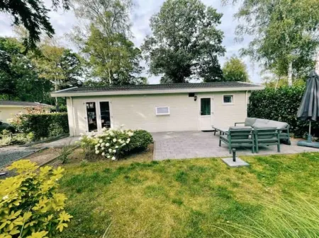 Great little house next to the forest and still close to Arnhem. High ratings! Отели в г. Арнем