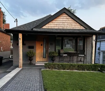 Elegant 2-Bedroom Bungalow with Outdoor Oasis and Modern Conveniences 요크 호텔