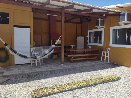 Casa á 300m da Praia de Navegantes e 5minutos do Parque Temático Отели рядом с достопримечательностью «Praça Meia Praia»