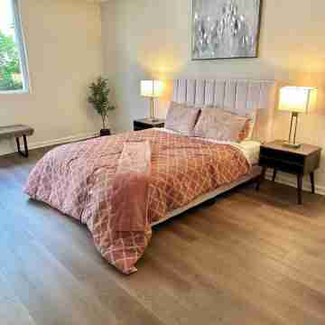 Oceanfront Spacious 2-Bedroom Condo with Free Parking,Wifi, Pool,Sauna in Marina Rooms