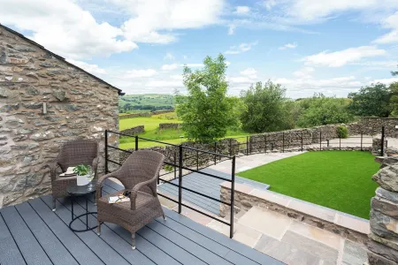 The Dog House -with hot tub and stunning far reaching views