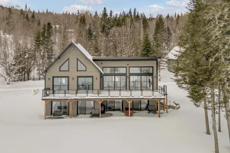 Villa du Lac Poulin waterfront