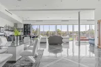 럭셔리 LA 겟어웨이, 수영장, 전망 및 게임룸 있음, 알타 비스타 에스테이트 바이 아반트스테이