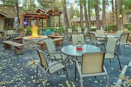 River & Ridge Retreat at Seventh Mountain Resort 1-bed/2-bath Condo Отели рядом с достопримечательностью «Хай Десерт Музеум»