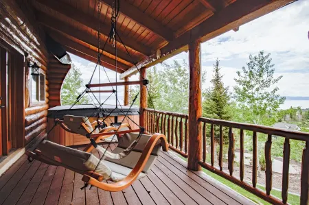 Beautiful original log cabin, minutes from Garden City and Bear Lake beaches.