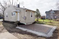 2-bedroom house in charming Aroma Park with AC, WiFi.