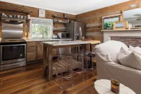 Elegant 1800's cabin in charming downtown Franklin 25 min South of Nashville