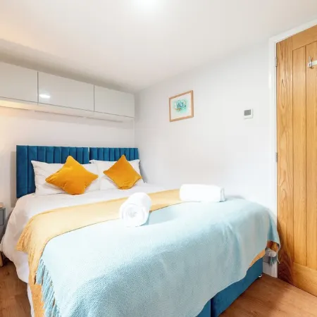Beautifully Appointed Chalet Ideally located 5 min walk from beach & town centre