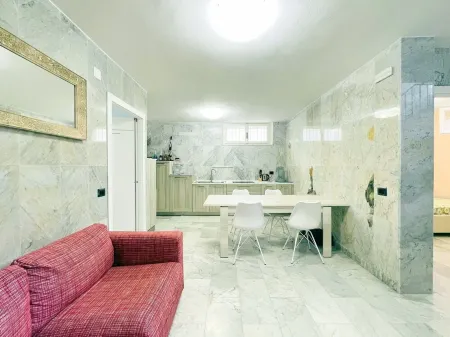 Apartment with garden a stone's throw from the sea Отели в г. Камайоре