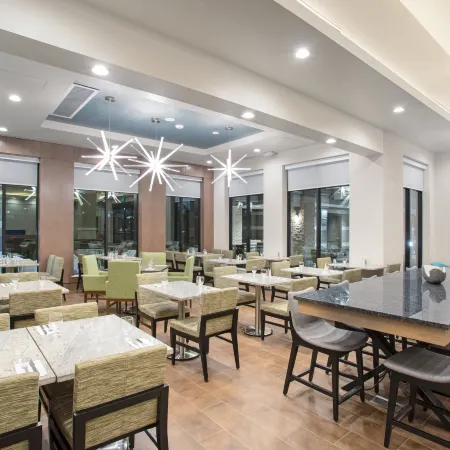 Hilton Garden Inn Las Vegas City Center Отели рядом с достопримечательностью «Арена «Т-Мобайл»»